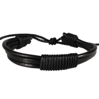 Bracelet quatre rangs resserrés par des cordons en cuir de couleur noire.