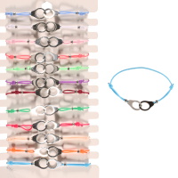 Bracelet fantaisie composé d'un cordon élastique en coton et des menottes en métal argenté. 12 coloris différents. Vendu à l'unité. Votre préférence en commentaire.