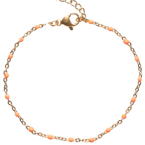 Bracelet composé d'une chaîne en acier doré et de perles en émail de couleur orange. Fermoir mousqueton avec 3 cm de rallonge.