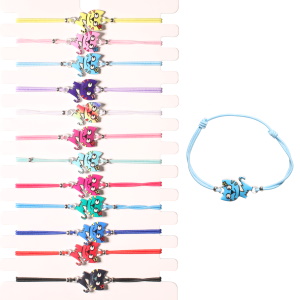 Bracelet fantaisie composé d'un cordon élastique de couleur et d'un chat en métal argenté pavé d'émail de couleur. 12 coloris différents. Vendu à l'unité. Votre préférence en commentaire.