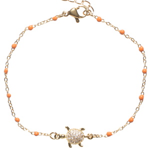 Bracelet composé d'une chaîne en acier doré, de perles d'émail orange et d'une tortue de mer sertie de strass. Fermoir mousqueton avec 3 cm de rallonge.