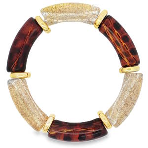 Affirmez votre style avec ce bracelet élastique unique. Alternant des perles texturées couleur sable et des billes d'un brun riche aux motifs saisissants, le tout ponctué de touches dorées, ce bracelet ajoute une note bohème chic à toute tenue. Un accessoire de mode audacieux et raffiné.