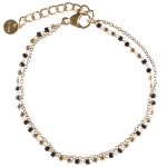 Bracelet double rangs composé d'une chaîne en acier doré et d'une chaîne avec perles en acier doré et perles de couleur noire. Fermoir mousqueton avec rallonge de 3 cm.