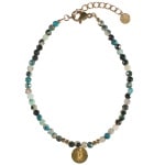 Bracelet de perles en pierre naturelle et perles et médaille avec motif rayons de soleil en acier doré. Fermoir mousqueton avec rallonge de 2.5 cm en acier doré.