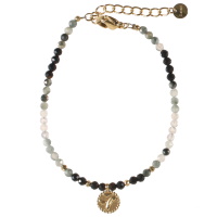 Bracelet composé de perles de couleur noire et d'une pastille ronde avec motifs en acier doré. Fermoir mousqueton avec 3 cm de rallonge.