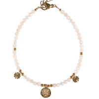 Bracelet composé de perles en véritable pierre de lune, de perles et pastilles rondes en acier doré. Fermoir mousqueton avec 3 cm de rallonge.