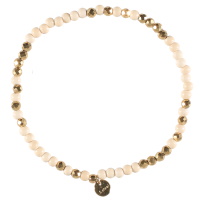 Bracelet élastique composé de perles en acier doré et de perles en pierre de couleur blanche.