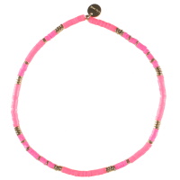 Bracelet élastique composé de perles en acier doré et de perles heishi en caoutchouc de couleur rose.
