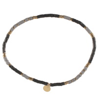 Bracelet élastique composé de perles en acier doré et de perles heishi en caoutchouc de couleur noire et grise.