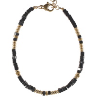 Bracelet composé de perles cylindriques en acier doré et de perles carrés en pierre de couleur noire. Fermoir mousqueton avec 3 cm de rallonge.
