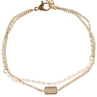 Bracelet double rangs composé d'une chaîne en acier doré et des perles d'imitation et d'une chaîne en acier doré et d'une pastille de nacre de forme rectangulaire sertie clos. Fermoir mousqueton avec 3 cm de rallonge.