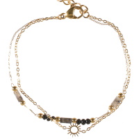 Bracelet double rangs composé d'une chaîne avec un soleil en acier doré et d'une chaîne avec perles en acier doré et des perles de couleur grise et noire. Fermoir mousqueton avec 3 cm de rallonge.