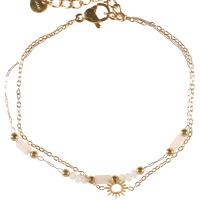 Bracelet double rangs composé d'une chaîne avec un soleil en acier doré et d'une chaîne avec perles en acier doré et des perles de couleur blanche. Fermoir mousqueton avec 3 cm de rallonge.