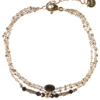 Bracelet triple rangs composé d'une chaîne en acier doré, d'une chaîne en acier doré avec perles de couleur noire et d'une chaîne en acier doré avec une pierre de couleur noire sertie clos de forme ovale. Fermoir mousqueton avec 3 cm de rallonge.
