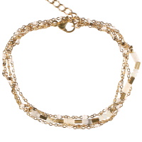 Bracelet double rangs et double tours composé d'une chaîne en acier doré et de perles en émail de couleur blanche et d'une chaîne en acier doré et de perles de couleur blanche. Fermoir mousqueton avec 3 cm de rallonge.
