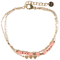 Bracelet triple rangs composé d'une chaîne en acier doré, d'une chaîne en acier doré avec perles de couleur rose et d'une chaîne avec trois cœurs en acier doré. Fermoir mousqueton avec 3 cm de rallonge.