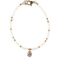 Bracelet composé de perles en acier doré et de perles de couleur blanche avec un pendant cristal en forme de goutte serti clos. Fermoir mousqueton en acier doré avec 3 cm.