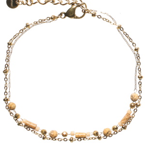 Bracelet double rangs composé d'une chaîne en acier doré et d'une chaîne en acier doré avec perles de couleur marron. Fermoir mousqueton avec 3 cm de rallonge.