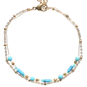 Bracelet double rangs composé d'une chaîne en acier doré et d'une chaîne en acier doré avec perles de couleur bleue turquoise. Fermoir mousqueton avec 3 cm de rallonge.