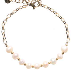 Bracelet composé d'une chaîne en acier doré et de perles de nacre. Fermoir mousqueton avec 3 cm de rallonge.