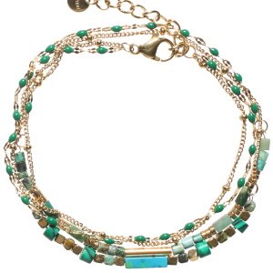 Bracelet double tours et double rangs composé d'une chaîne avec perles cubiques en acier doré et des perles de couleur verte, ainsi qu'une chaîne avec des perles cylindriques en acier doré, des perles en émail de couleur verte et des perles cylindriques de couleur verte. Fermoir mousqueton avec 3 cm de rallonge.
