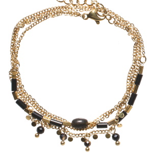 Bracelet double tours et double rangs composé d'une chaîne avec perles rectangulaires en acier doré et des perles de couleur noire, ainsi qu'une chaîne avec des pampilles rondes en acier doré et des pampilles de perles de couleur noire. Fermoir mousqueton avec 3 cm de rallonge.