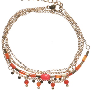 Bracelet double tours et double rangs composé d'une chaîne avec perles rectangulaires en acier doré et des perles de couleur rouge, ainsi qu'une chaîne avec des pampilles rondes en acier doré et des pampilles de perles de couleur rouge. Fermoir mousqueton avec 3 cm de rallonge.