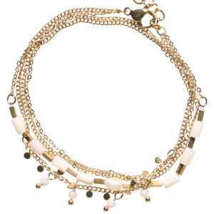 Bracelet double tours et double rangs composé d'une chaîne avec perles rectangulaires en acier doré et des perles de nacre, ainsi qu'une chaîne avec des pampilles rondes en acier doré et des pampilles de perles de couleur blanche. Fermoir mousqueton avec 3 cm de rallonge.
