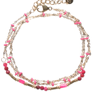 Bracelet double tours et double rangs composé d'une chaîne en acier doré et de perles cylindriques en émail de couleur rose, ainsi qu'une chaîne en acier doré et de perles de couleur rose. Fermoir mousqueton avec 3 cm de rallonge.