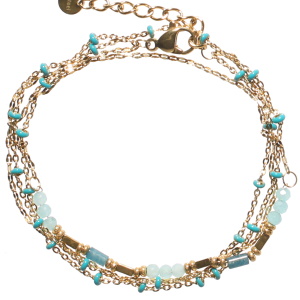 Bracelet double tours et double rangs composé d'une chaîne en acier doré et de perles cylindriques en émail de couleur bleue turquoise, ainsi qu'une chaîne en acier doré et de perles de couleur bleue turquoise. Fermoir mousqueton avec 3 cm de rallonge.