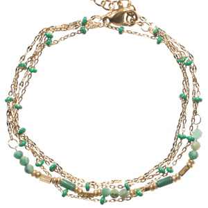 Bracelet double tours et double rangs composé d'une chaîne en acier doré et de perles cylindriques en émail de couleur verte, ainsi qu'une chaîne en acier doré et de perles de couleur verte. Fermoir mousqueton avec 3 cm de rallonge.