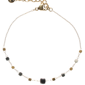 Bracelet composé d'une chaîne avec cubes en acier doré et des perles cubiques en pierre de couleur noire. Fermoir mousqueton avec 3 cm de rallonge.