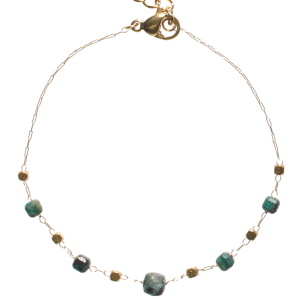 Bracelet composé d'une chaîne avec cubes en acier doré et des perles cubiques en pierre de couleur verte. Fermoir mousqueton avec 3 cm de rallonge.
