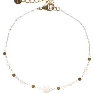Bracelet composé d'une chaîne avec cubes en acier doré et des perles cubiques en pierre de couleur blanche. Fermoir mousqueton avec 3 cm de rallonge.