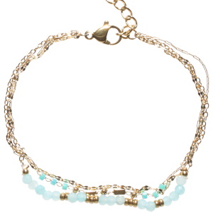 Bracelet triple rangs composé d'une chaîne en acier doré, d'une chaîne avec perles en acier doré et de perles cylindriques de couleur bleue turquoise, ainsi qu'une chaîne avec perles en acier doré et de perles de couleur bleue turquoise. Fermoir mousqueton avec 3 cm de rallonge.