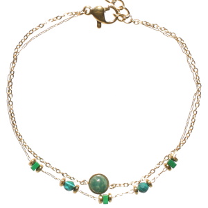 Bracelet double rangs composé d'une chaîne en acier doré avec un cabochon de couleur vert, ainsi qu'une chaîne en acier doré avec des perles de couleur verte. Fermoir mousqueton avec 3 cm de rallonge.