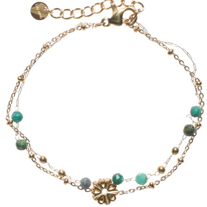 Bracelet triple rangs composé d'une chaîne avec une fleur en acier doré, ainsi qu'une chaîne avec perles en acier doré et de perles de couleur verte. Fermoir mousqueton avec 3 cm de rallonge.