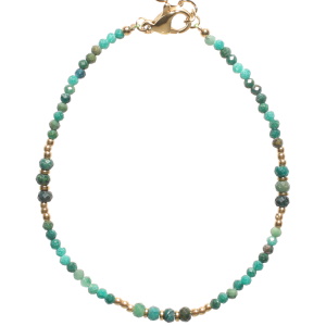 Bracelet composé de perles en acier doré et de perles de couleur verte. Fermoir mousqueton avec 3 cm de rallonge.