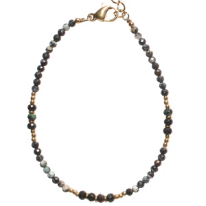 Bracelet composé de perles en acier doré et de perles de couleur noire. Fermoir mousqueton avec 3 cm de rallonge.