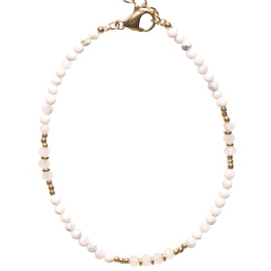 Bracelet composé de perles en acier doré et de perles de couleur blanche. Fermoir mousqueton avec 3 cm de rallonge.