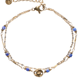 Bracelet double rangs composé d'une chaîne en acier doré, ainsi qu'une chaîne avec une pastille ronde martelée en acier doré et de perles cubiques de couleur bleue. Fermoir mousqueton avec 3 cm de rallonge.