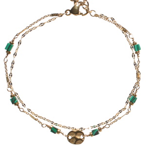 Bracelet double rangs composé d'une chaîne en acier doré, ainsi qu'une chaîne avec une pastille ronde martelée en acier doré et de perles cubiques en pierre de malachite d'imitation. Fermoir mousqueton avec 3 cm de rallonge.