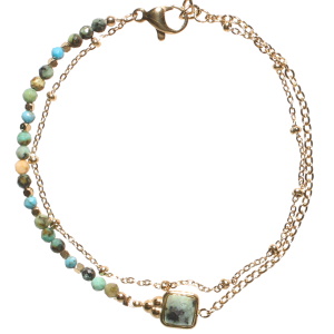 Bracelet double rangs composé d'une chaîne en acier doré, ainsi qu'une chaîne en acier doré, de perles de couleur verte et d'une pierre de couleur verte sertie clos de forme carré. Fermoir mousqueton avec 3 cm de rallonge.