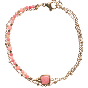 Bracelet double rangs composé d'une chaîne en acier doré, ainsi qu'une chaîne en acier doré, de perles de couleur rose et d'une pierre de couleur rose sertie clos de forme carré. Fermoir mousqueton avec 3 cm de rallonge.