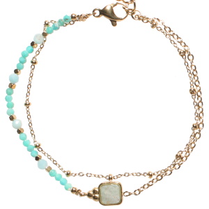 Bracelet double rangs composé d'une chaîne en acier doré, ainsi qu'une chaîne en acier doré, de perles de couleur turquoise et d'une pierre de couleur turquoise sertie clos de forme carré. Fermoir mousqueton avec 3 cm de rallonge.