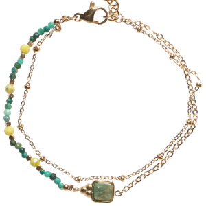 Bracelet double rangs composé d'une chaîne en acier doré, ainsi qu'une chaîne en acier doré, de perles de couleur verte et d'une pierre de couleur verte sertie clos de forme carré. Fermoir mousqueton avec 3 cm de rallonge.