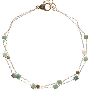 Bracelet double rangs composé d'une chaîne avec des perles cubiques en acier doré et des perles cubiques de couleur verte, ainsi qu'une chaîne en acier doré avec des perles cubiques de couleur verte. Fermoir mousqueton avec 3 cm de rallonge.