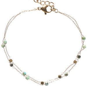 Bracelet double rangs composé d'une chaîne avec des perles cubiques en acier doré et des perles cubiques de couleur verte, ainsi qu'une chaîne en acier doré avec des perles cubiques de couleur verte. Fermoir mousqueton avec 3 cm de rallonge.