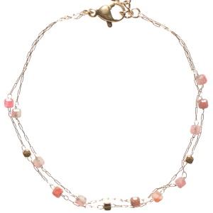 Bracelet double rangs composé d'une chaîne avec des perles cubiques en acier doré et des perles cubiques de couleur rose, ainsi qu'une chaîne en acier doré avec des perles cubiques de couleur rose. Fermoir mousqueton avec 3 cm de rallonge.