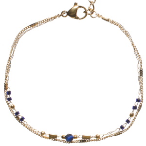 Bracelet double rangs composé d'une chaîne en acier doré, ainsi qu'une chaîne en acier doré avec des perles cylindriques de couleur bleue et une perle ronde de couleur bleue. Fermoir mousqueton avec 3 cm de rallonge.